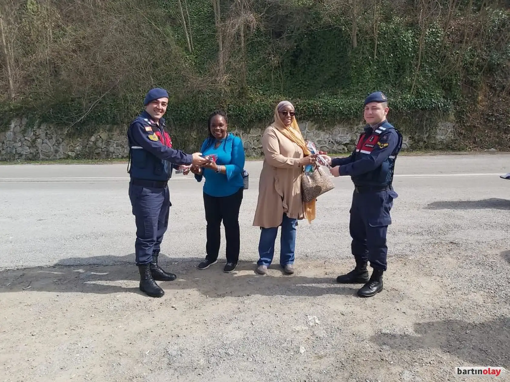 Jandarmadan kadınlara karanfil