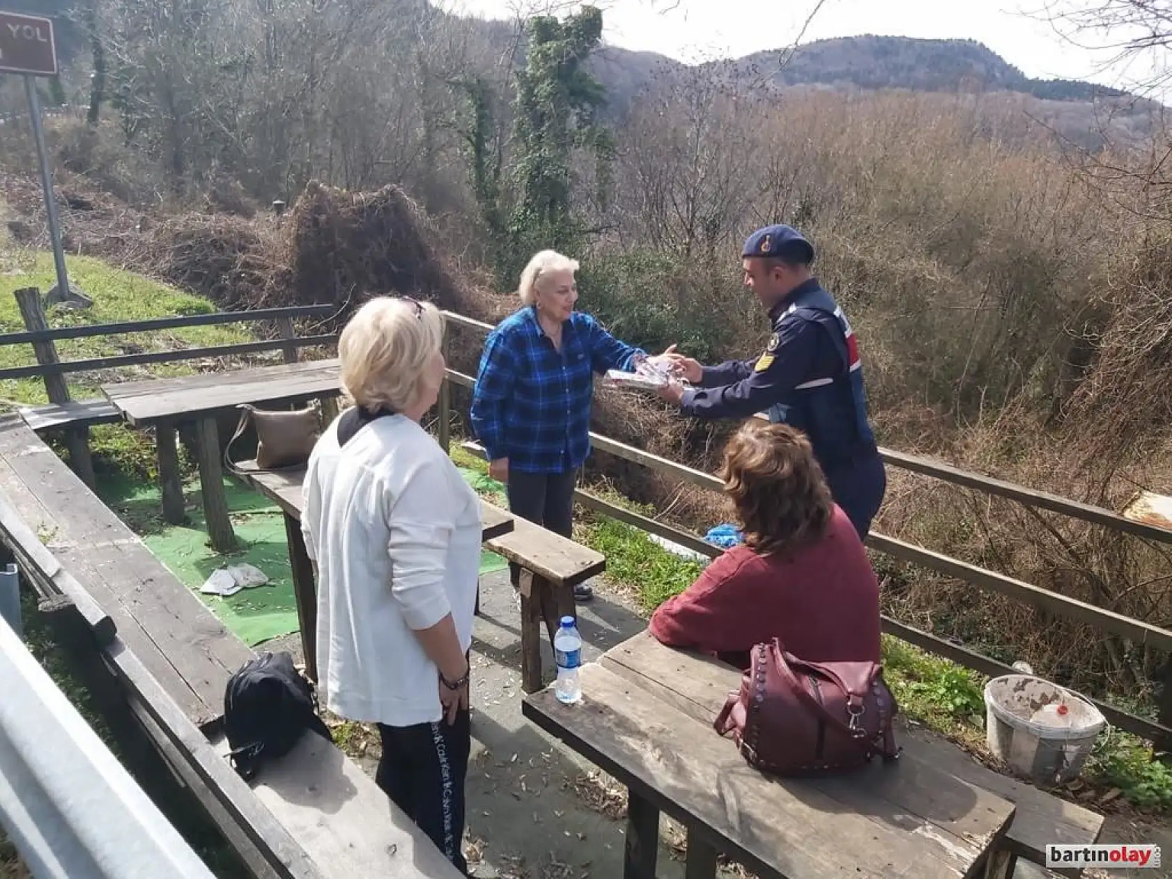 Jandarmadan kadınlara karanfil