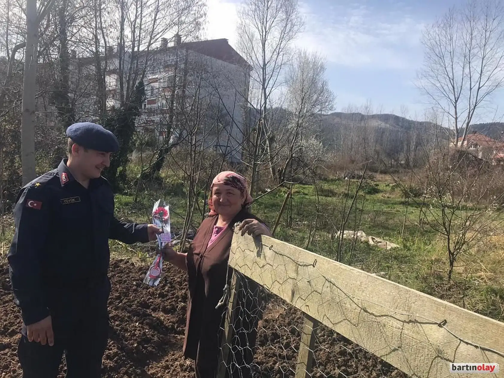 Jandarmadan kadınlara karanfil