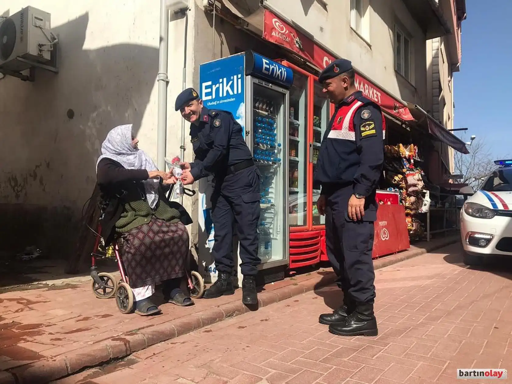 Jandarmadan kadınlara karanfil