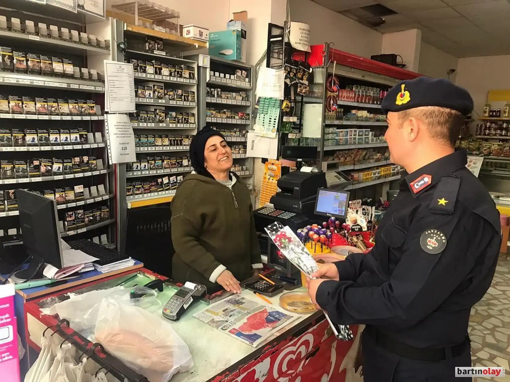 Jandarmadan kadınlara karanfil