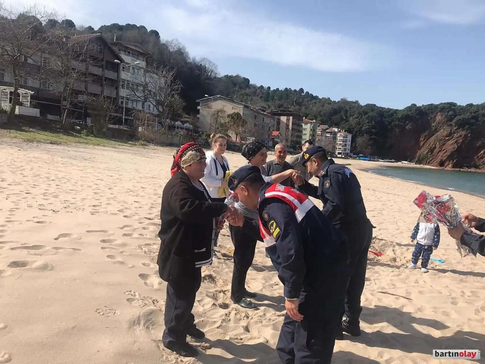 Jandarmadan kadınlara karanfil