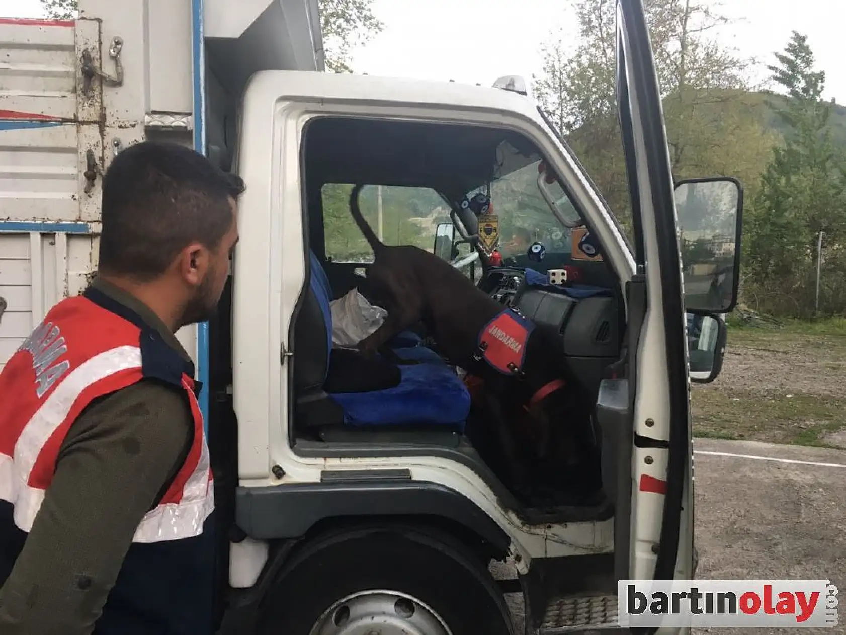 Jandarmadan uyuşturucu tacirlerine baskın