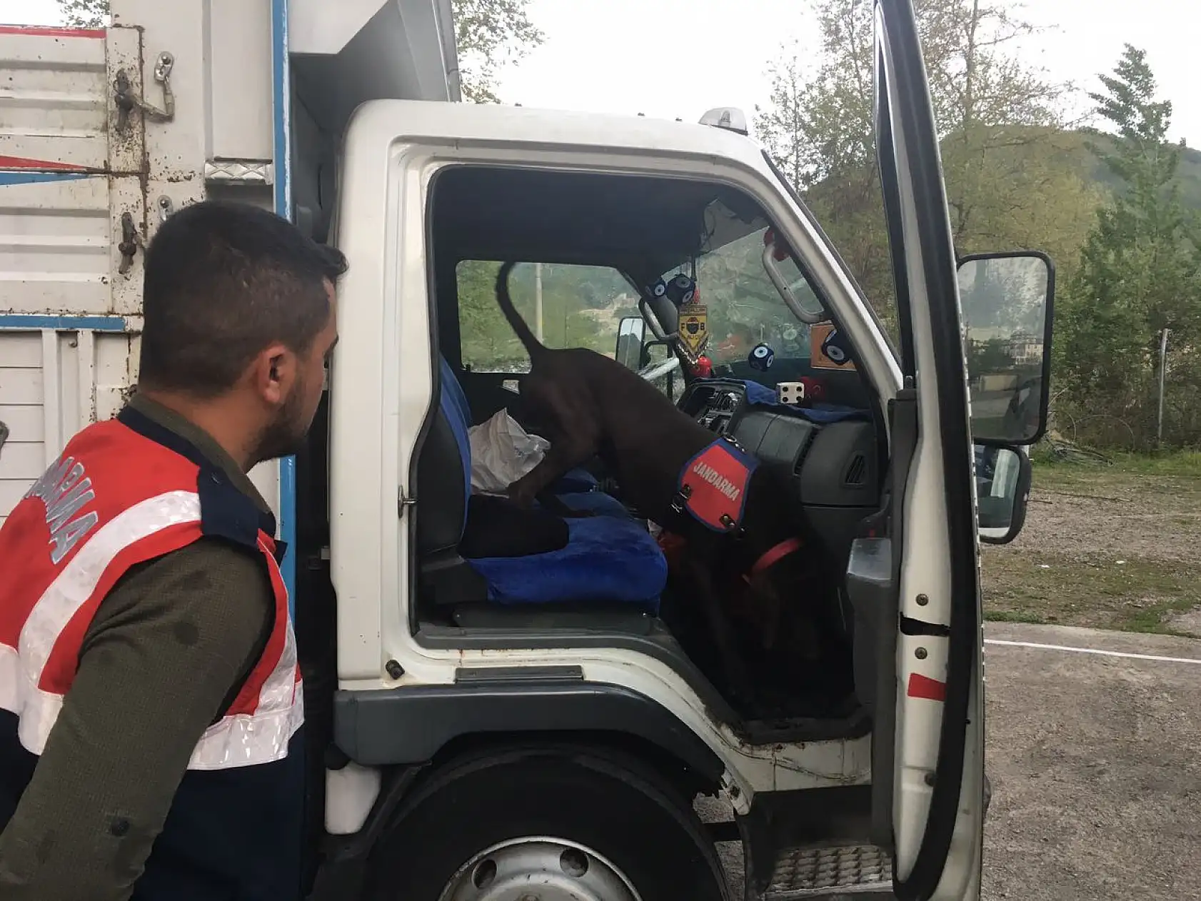 Jandarmadan uyuşturucu tacirlerine baskın