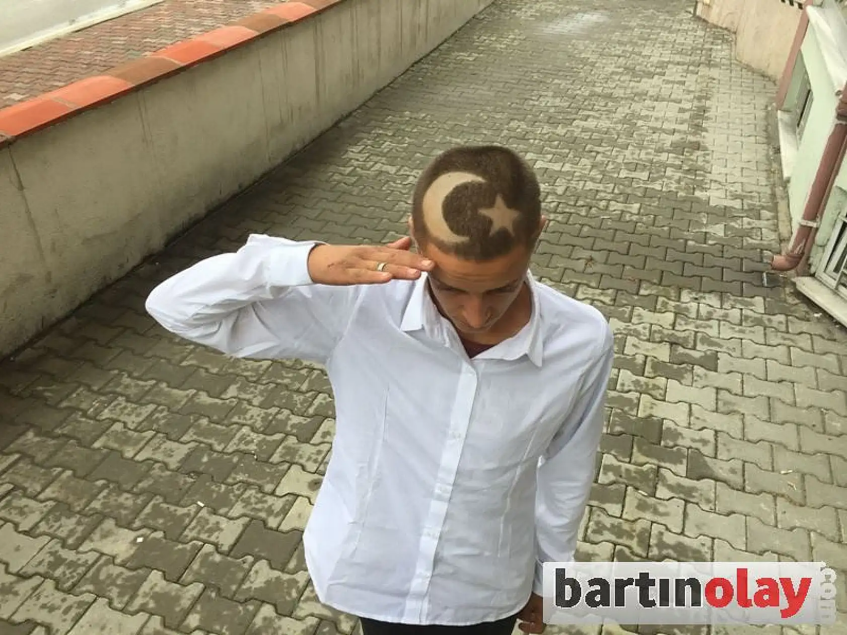 Kafasına Türk Bayrağı Çizdirdi