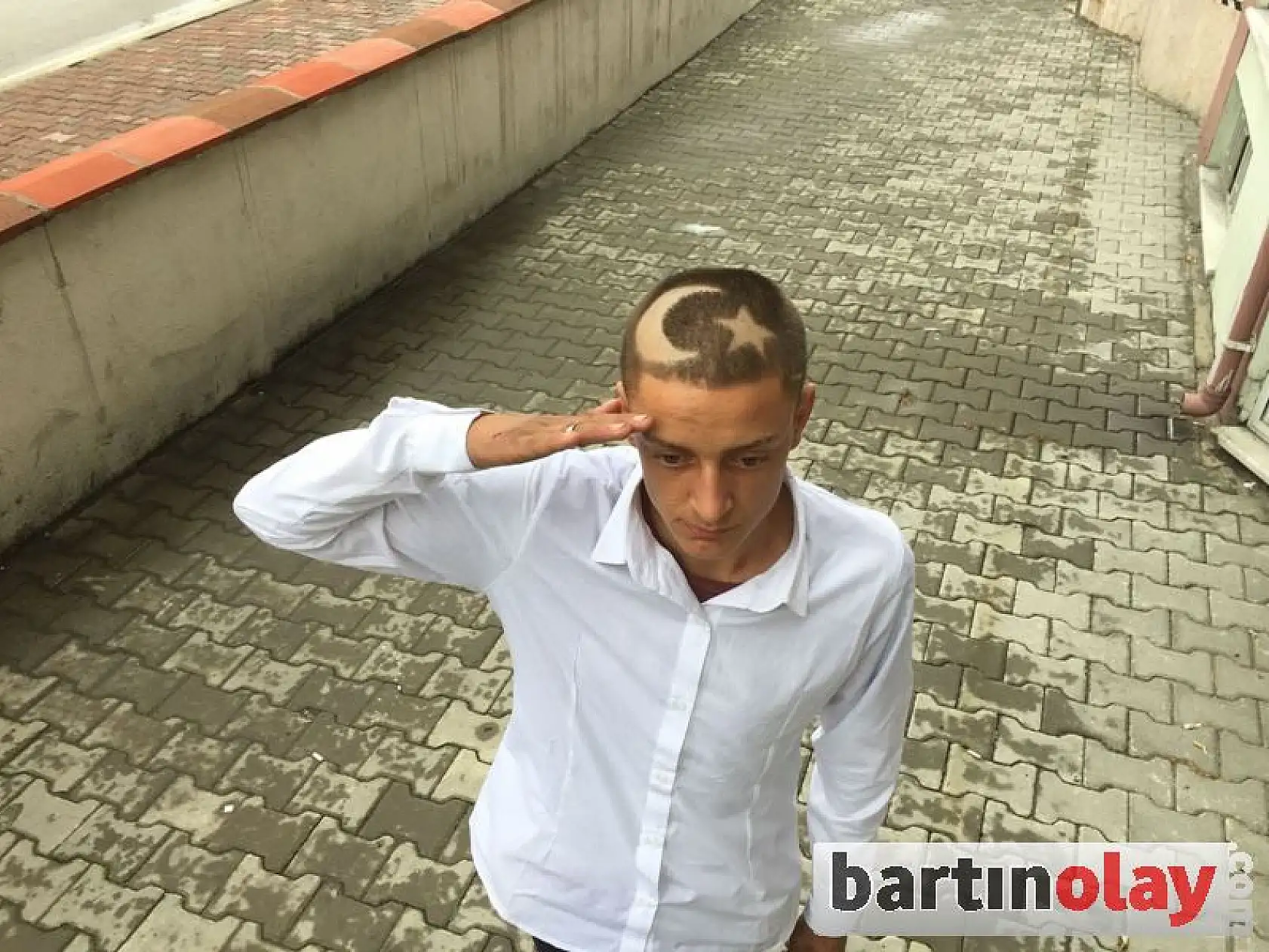 Kafasına Türk Bayrağı Çizdirdi