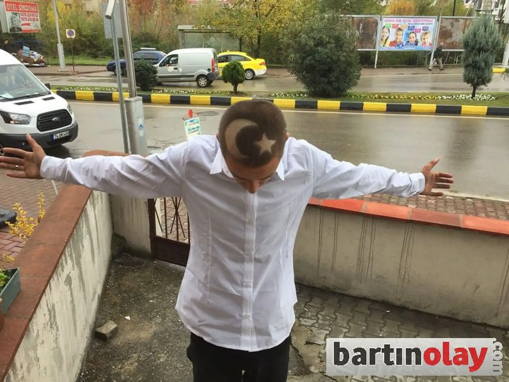 Kafasına Türk Bayrağı Çizdirdi