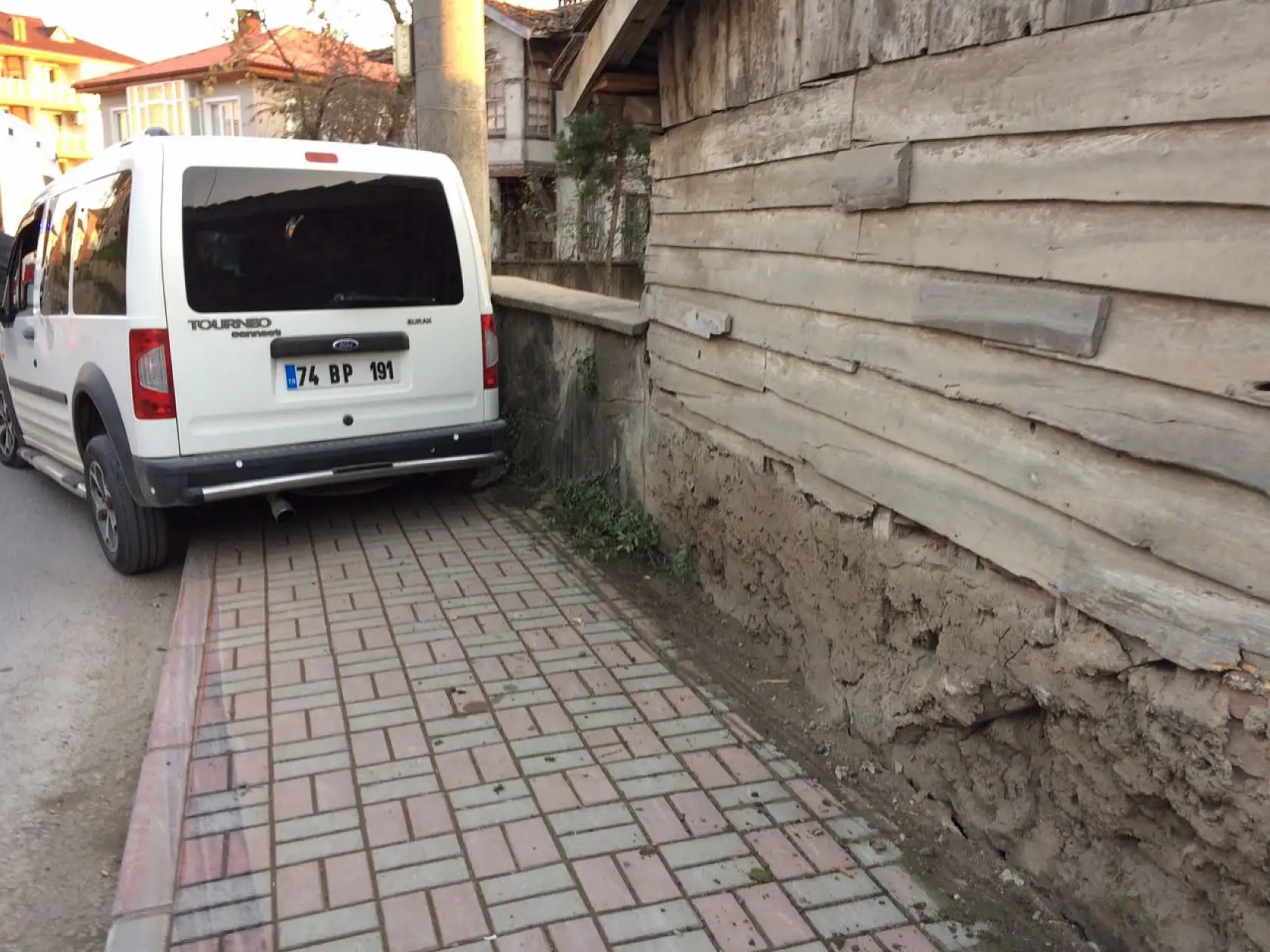 Kaldırıma çıkan araba kadına araç çarptı