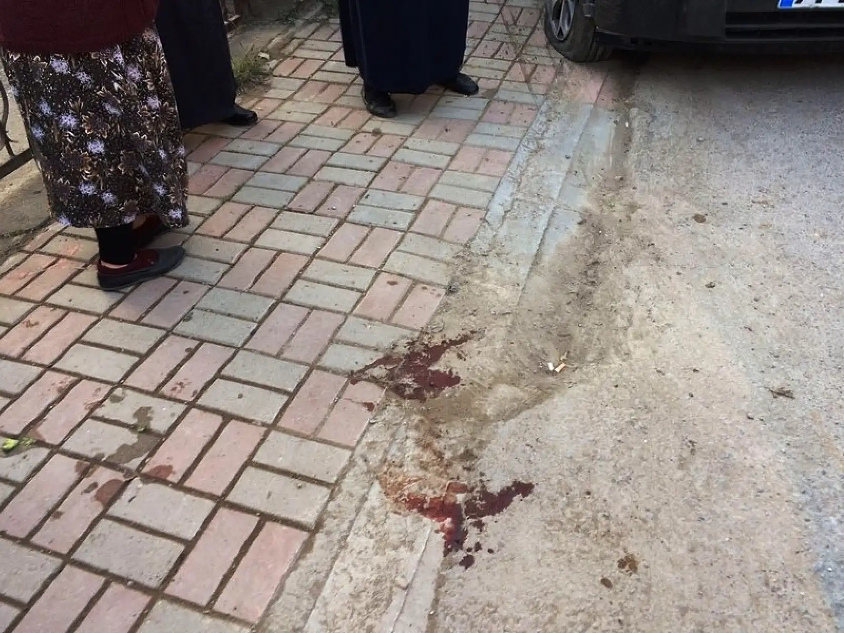 Kaldırıma çıkan araba kadına araç çarptı