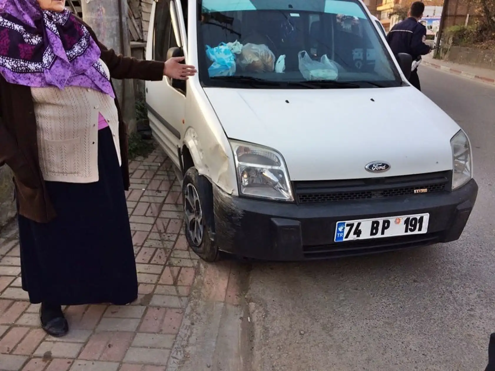 Kaldırıma çıkan araba kadına araç çarptı