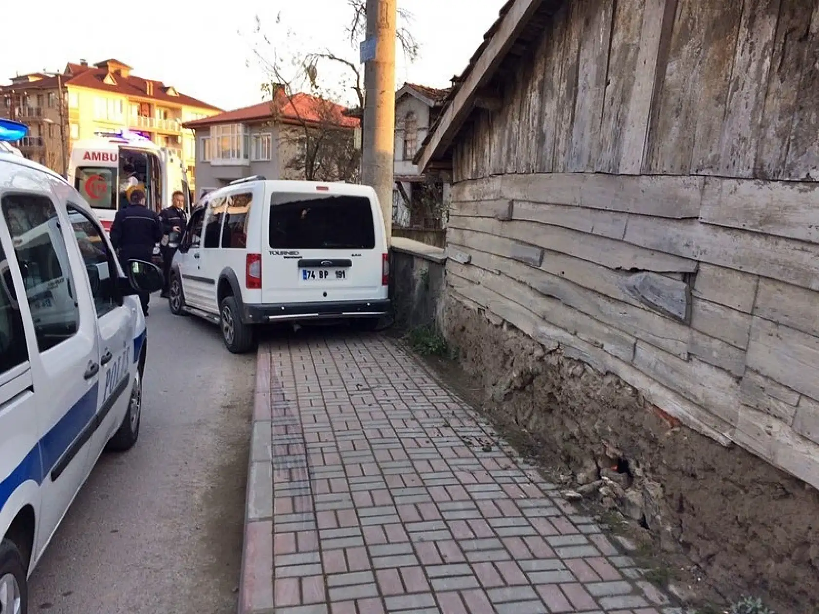 Kaldırıma çıkan araba kadına araç çarptı