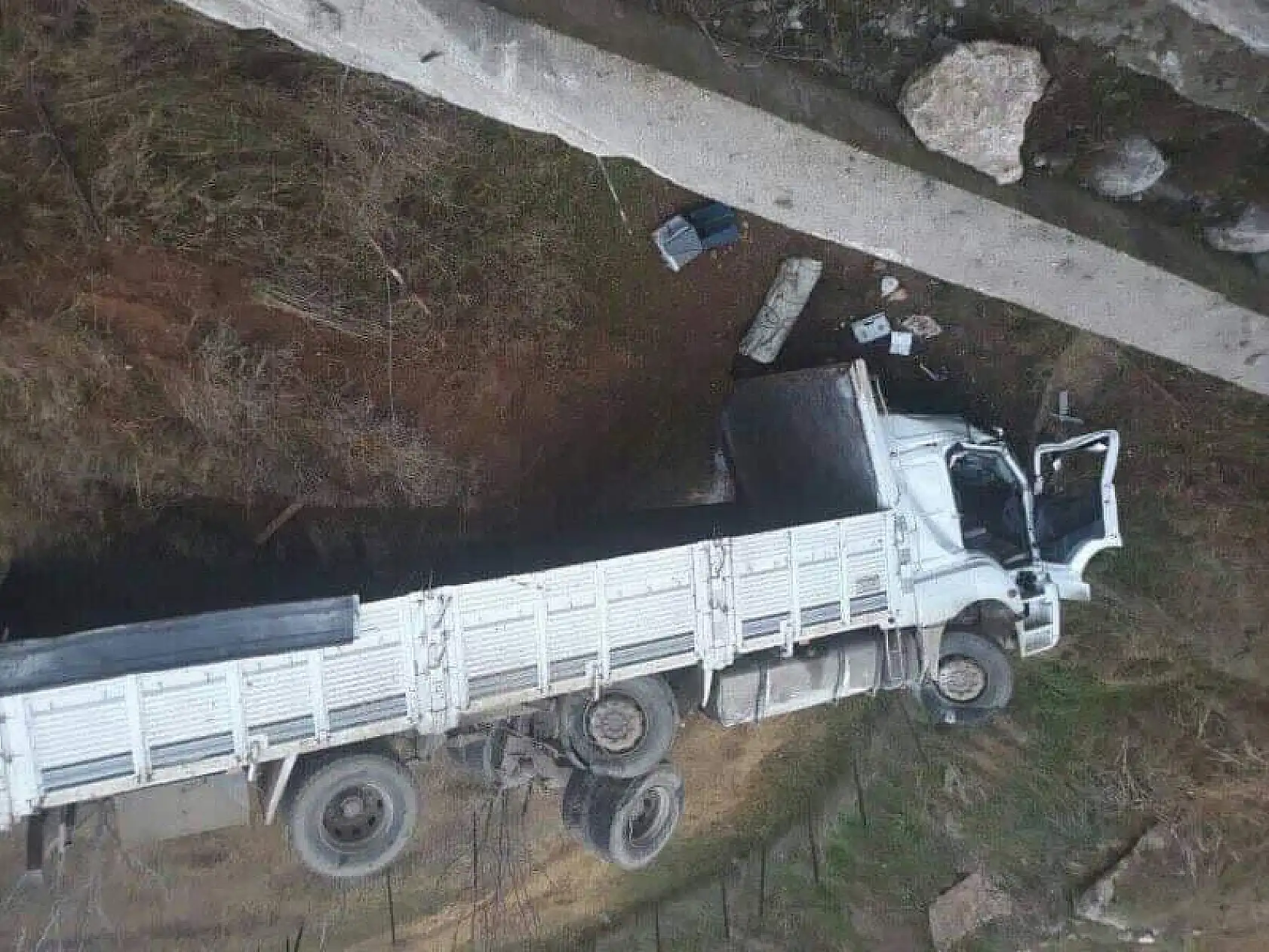 Kamyon şarampole uçtu, 1 ölü