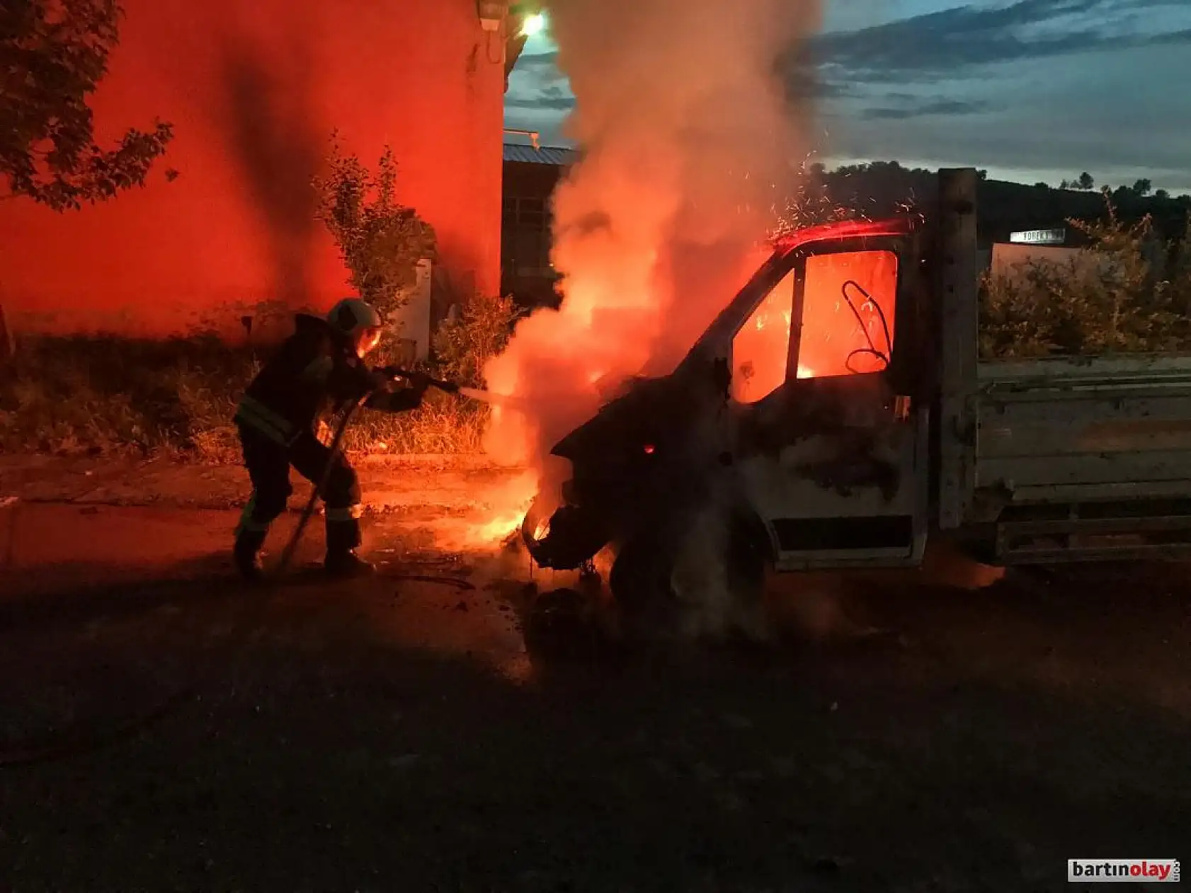 Kamyonet alev topuna döndü