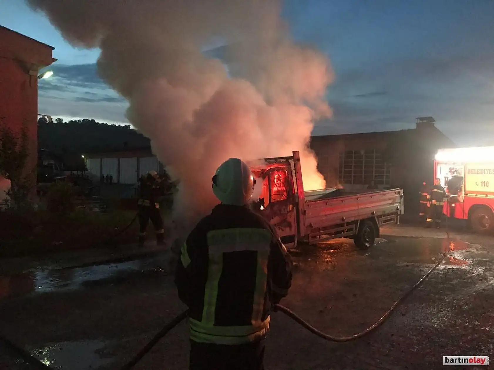 Kamyonet alev topuna döndü