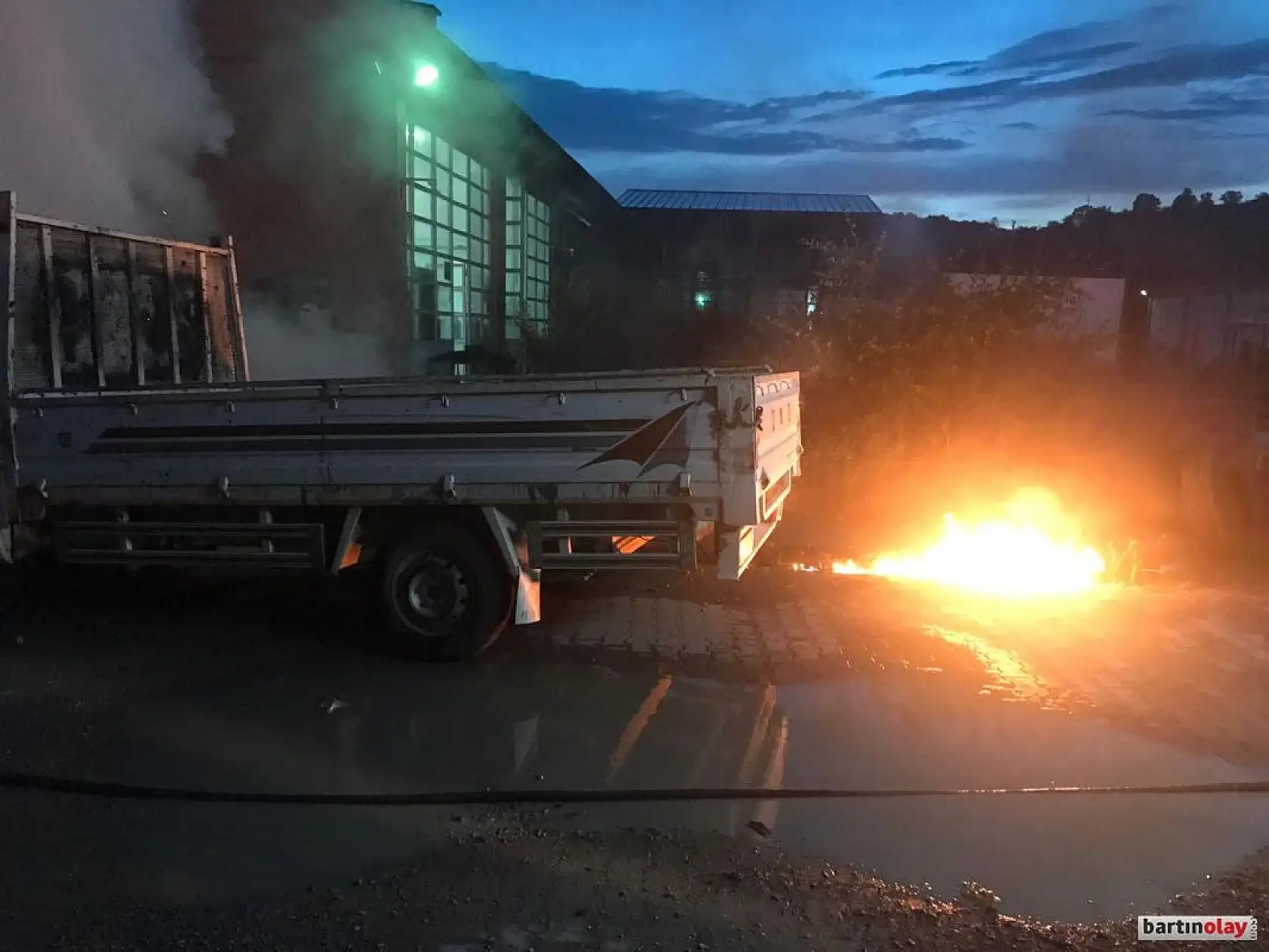 Kamyonet alev topuna döndü