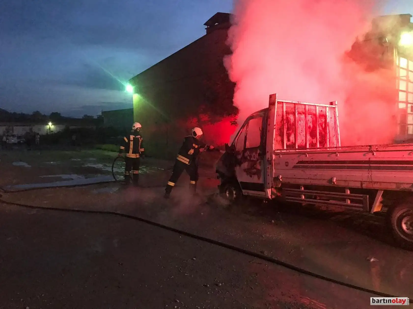 Kamyonet alev topuna döndü