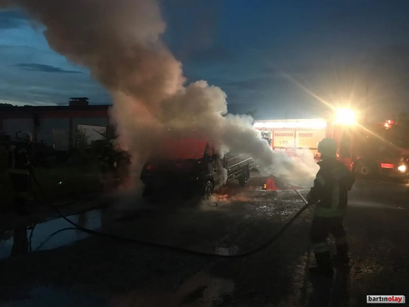 Kamyonet alev topuna döndü