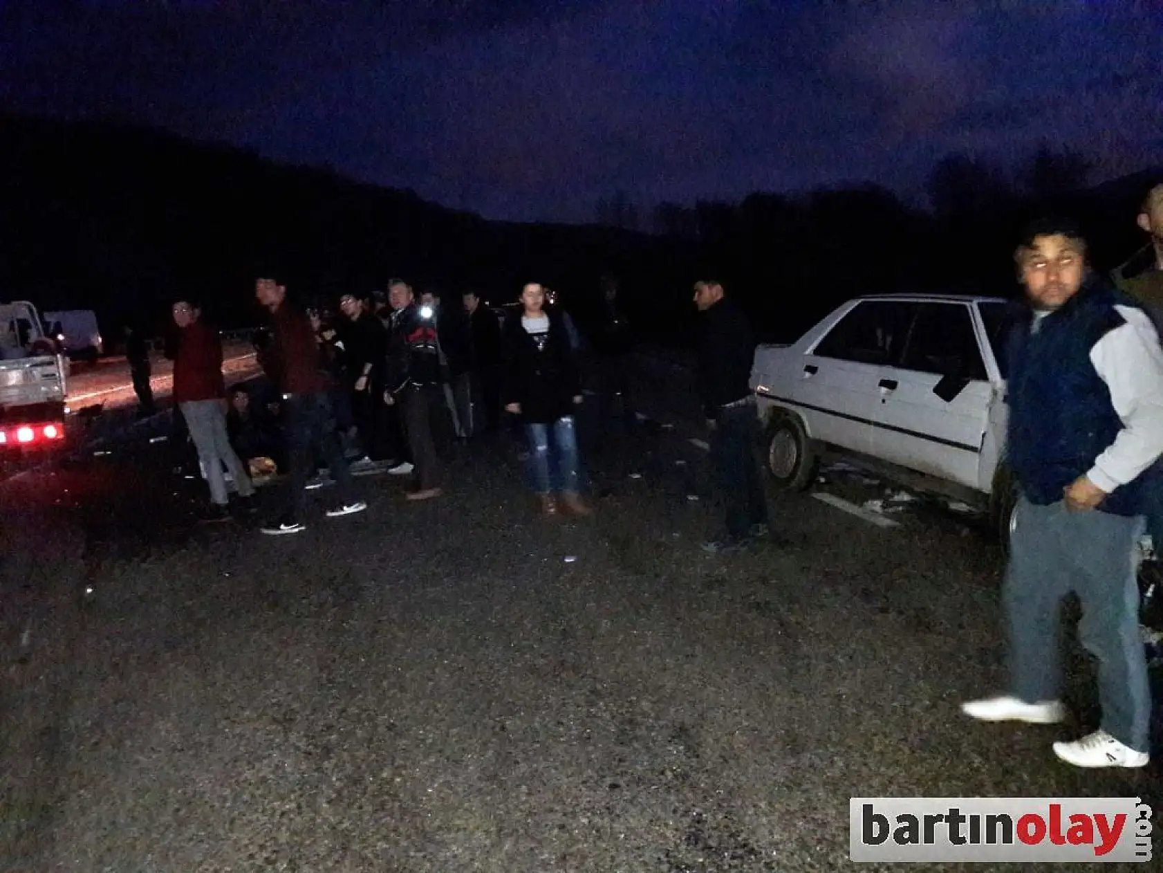 Kamyonet ile otomobil çarpıştı, 1 yaralı