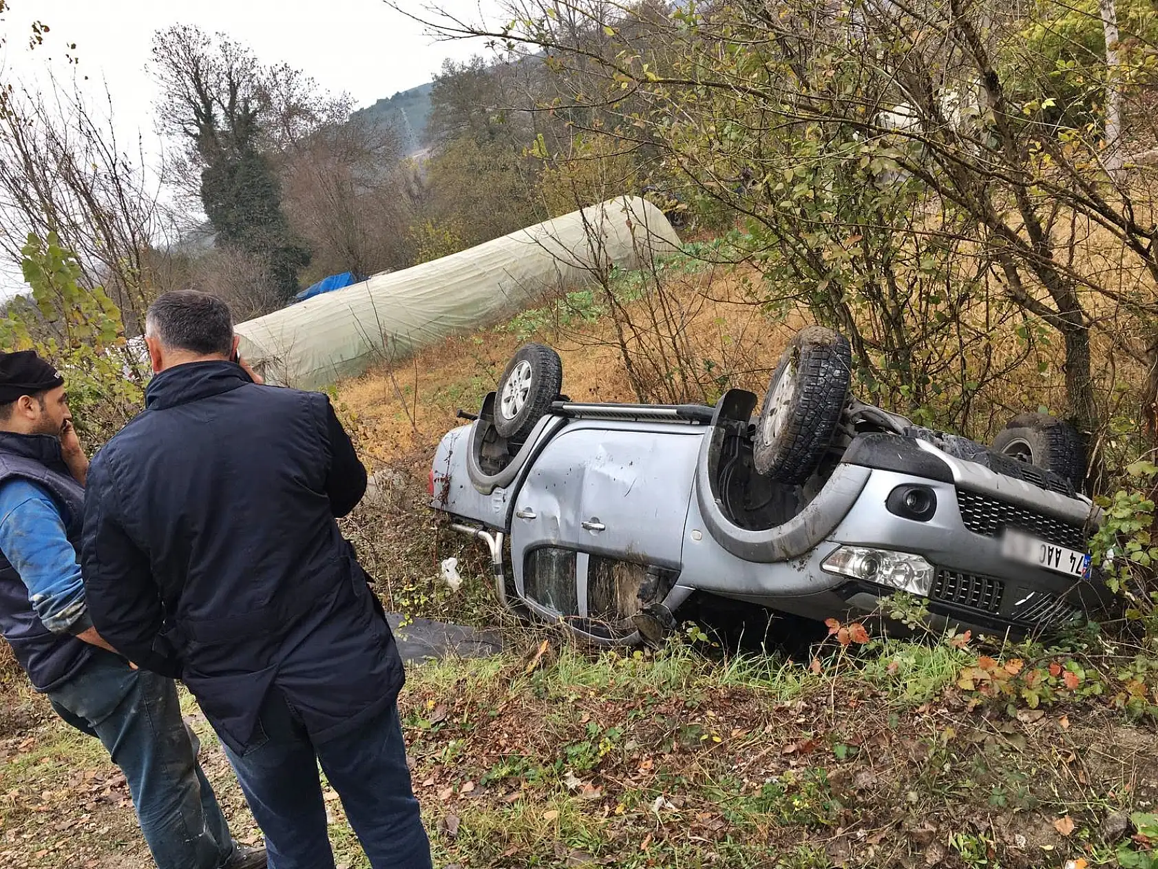 Kamyonet şarampole yuvarlandı