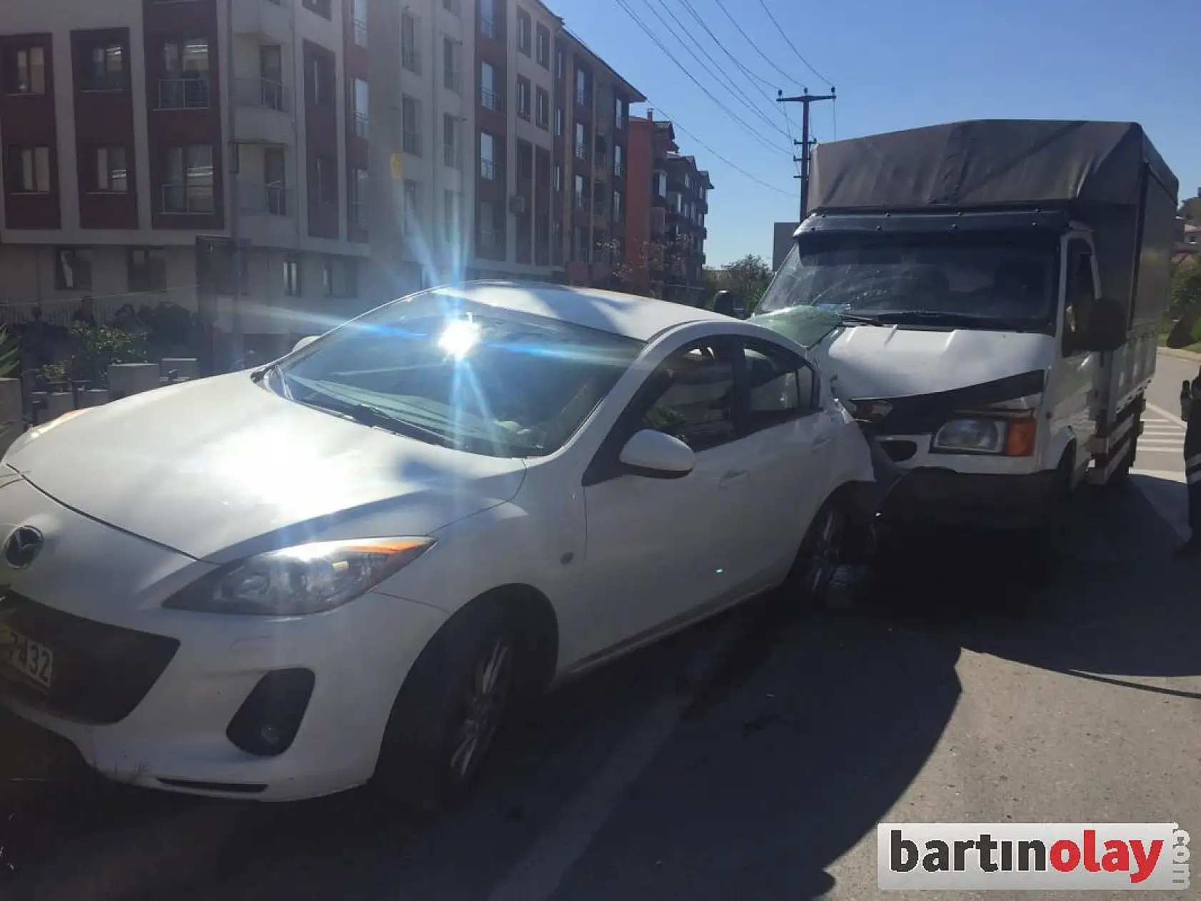 Kamyonetin çarptığı otomobil bankete çıktı