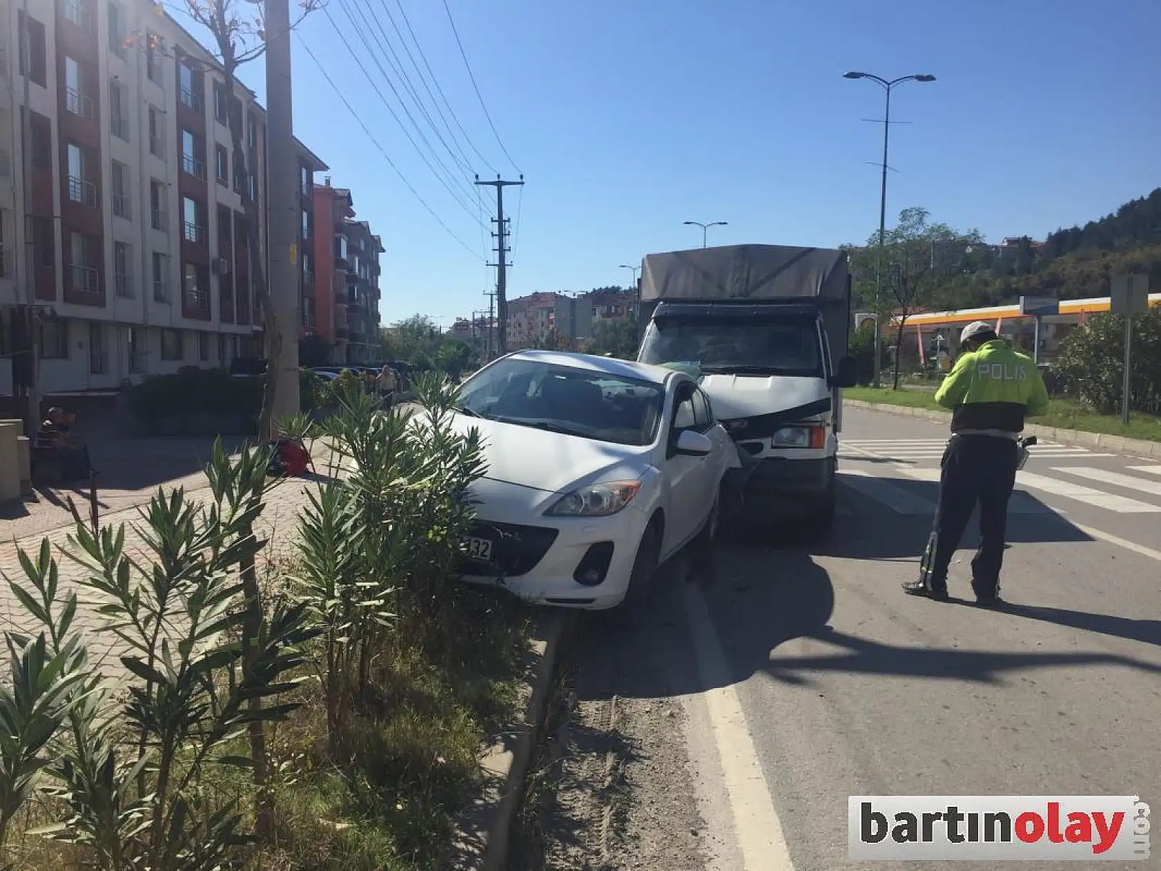 Kamyonetin çarptığı otomobil bankete çıktı