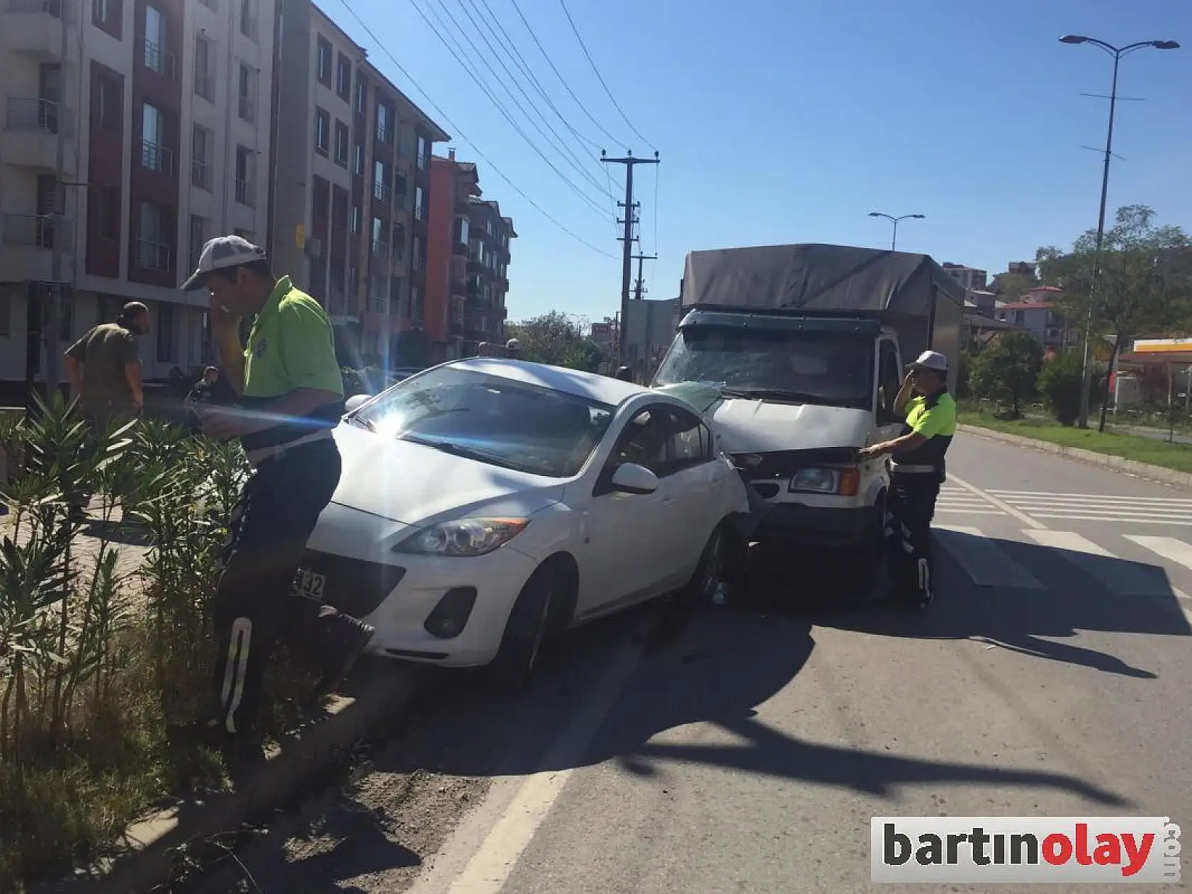 Kamyonetin çarptığı otomobil bankete çıktı