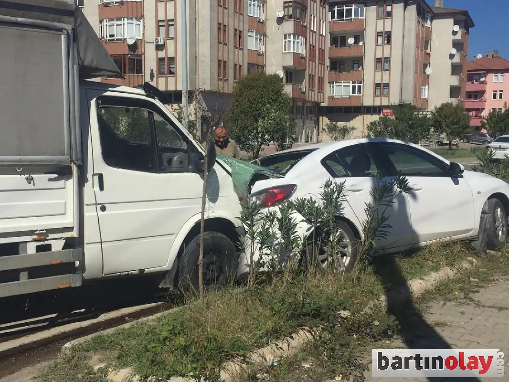 Kamyonetin çarptığı otomobil bankete çıktı