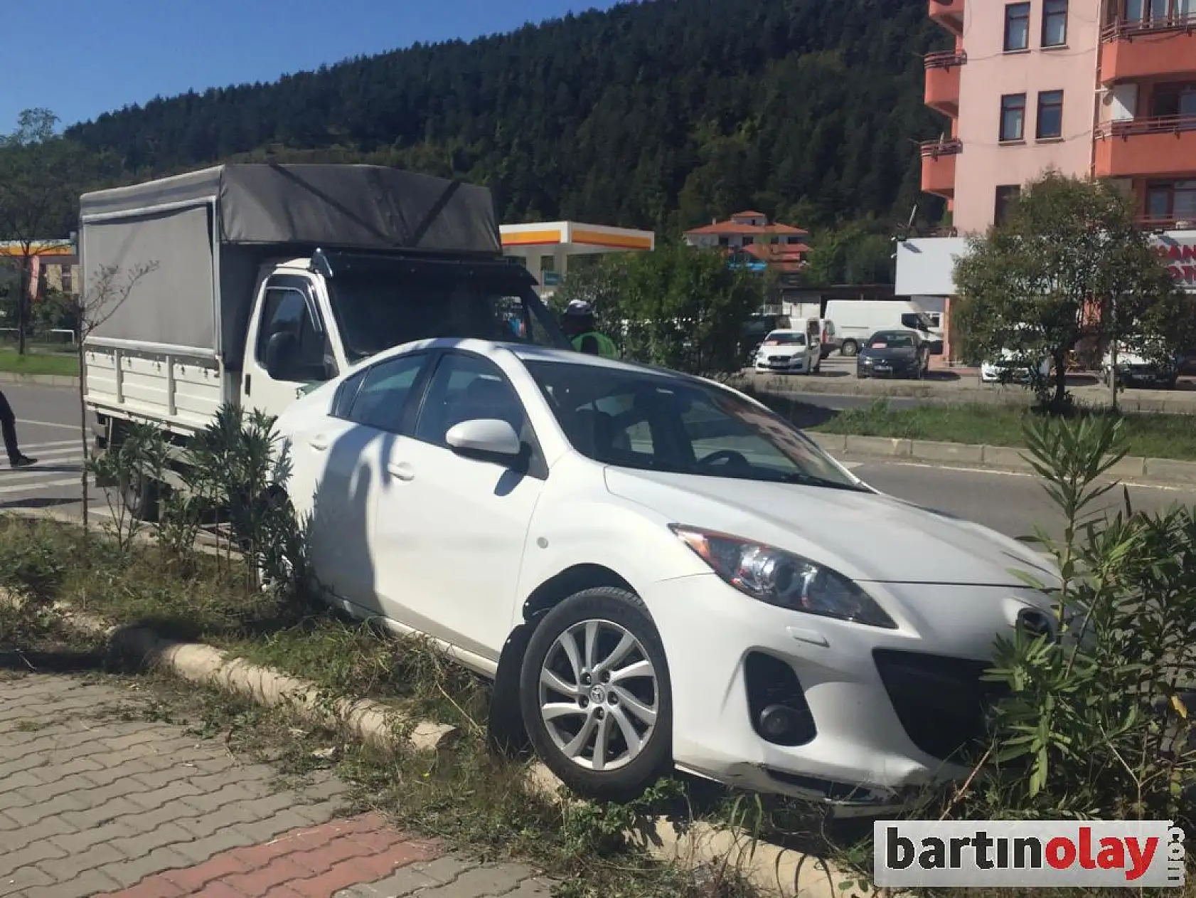 Kamyonetin çarptığı otomobil bankete çıktı