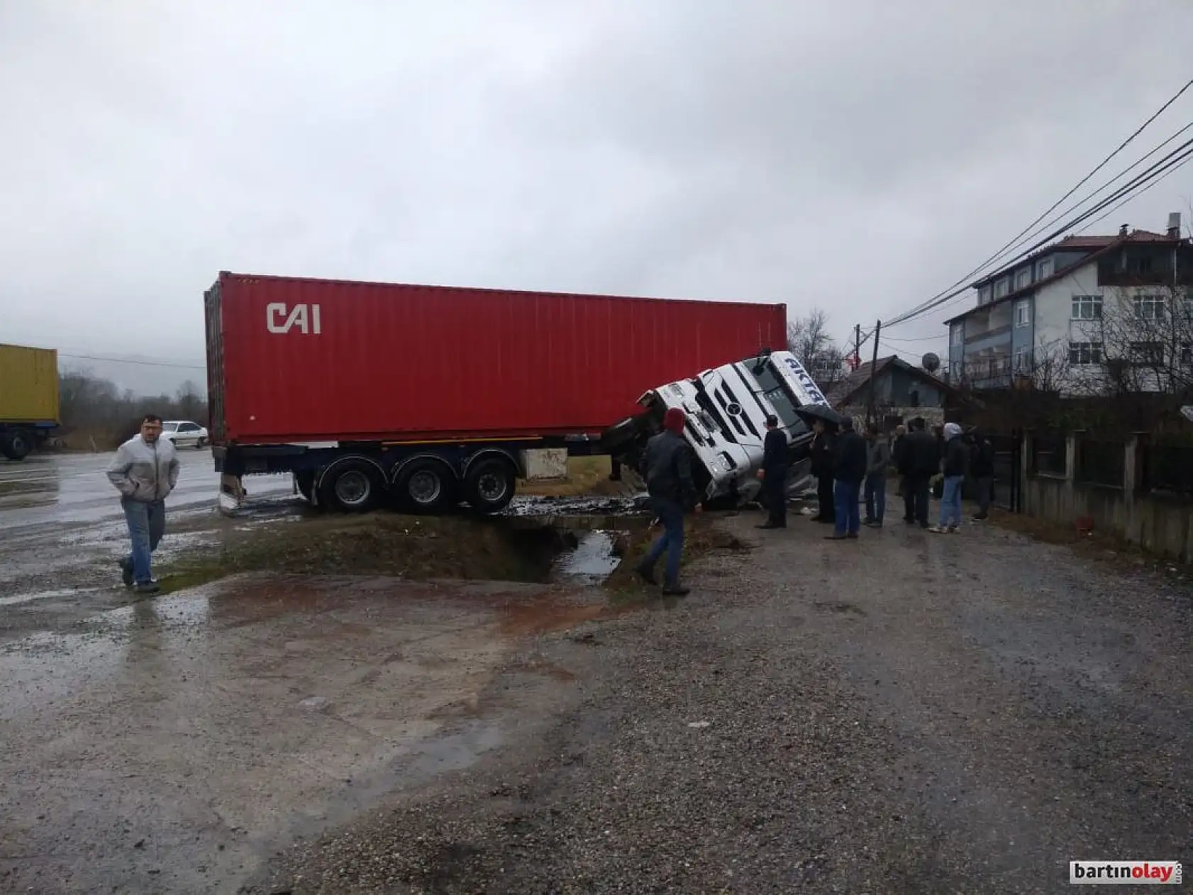 Kanala giren tır devrildi
