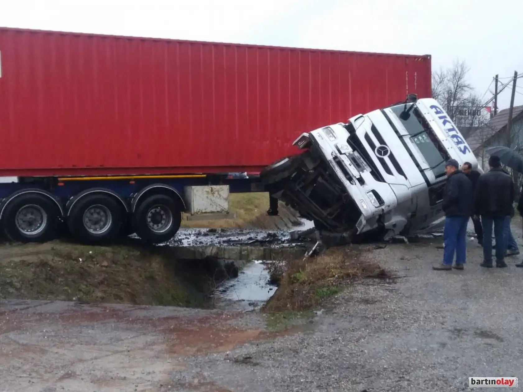 Kanala giren tır devrildi