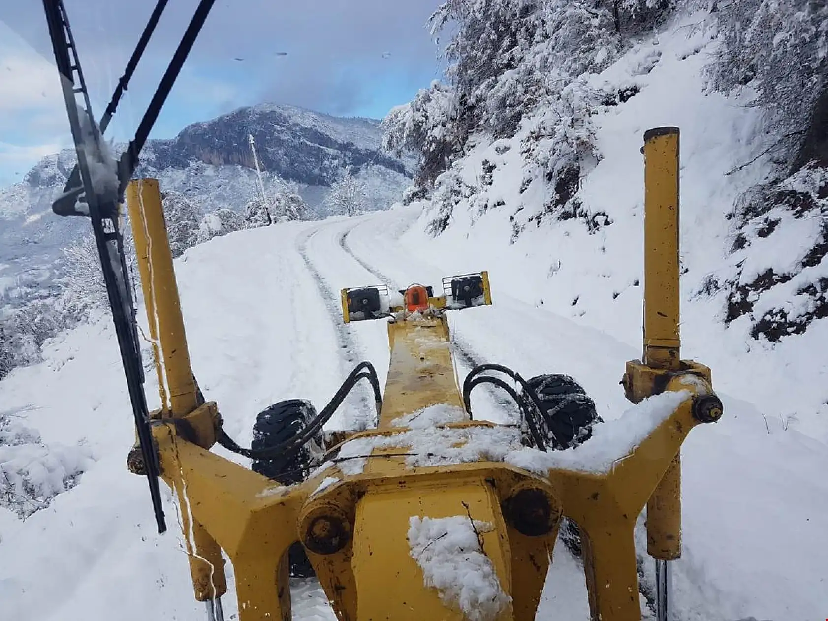 Karda kapanan Köy yolları açıldı
