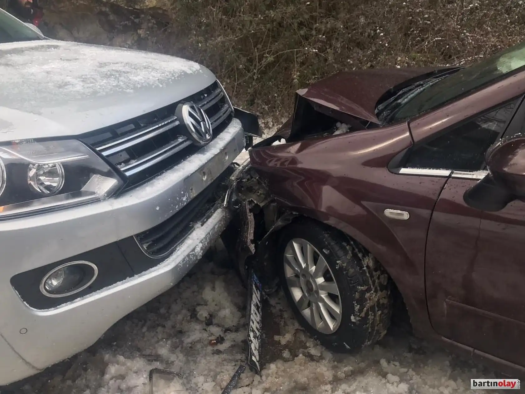 Karda kayan araçlar kafa kafaya çarpıştı