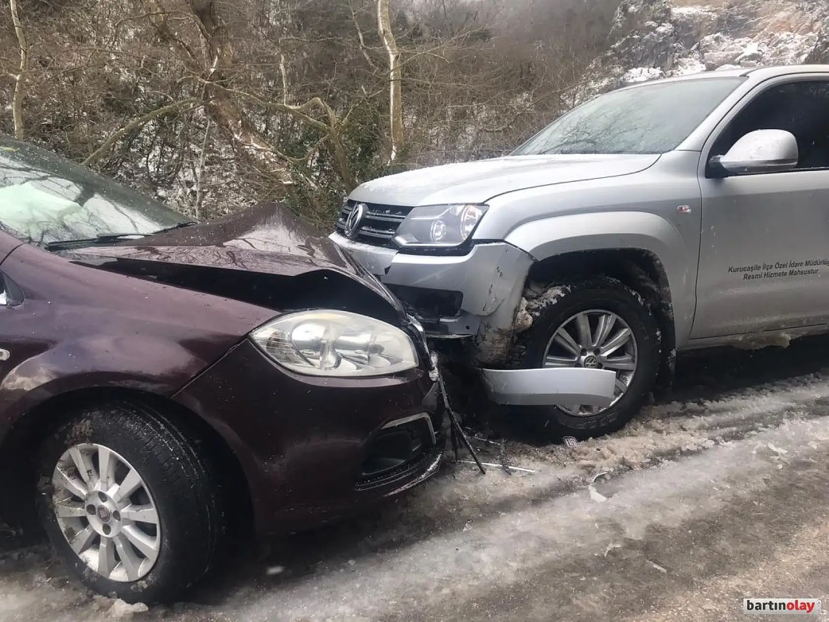 Karda kayan araçlar kafa kafaya çarpıştı