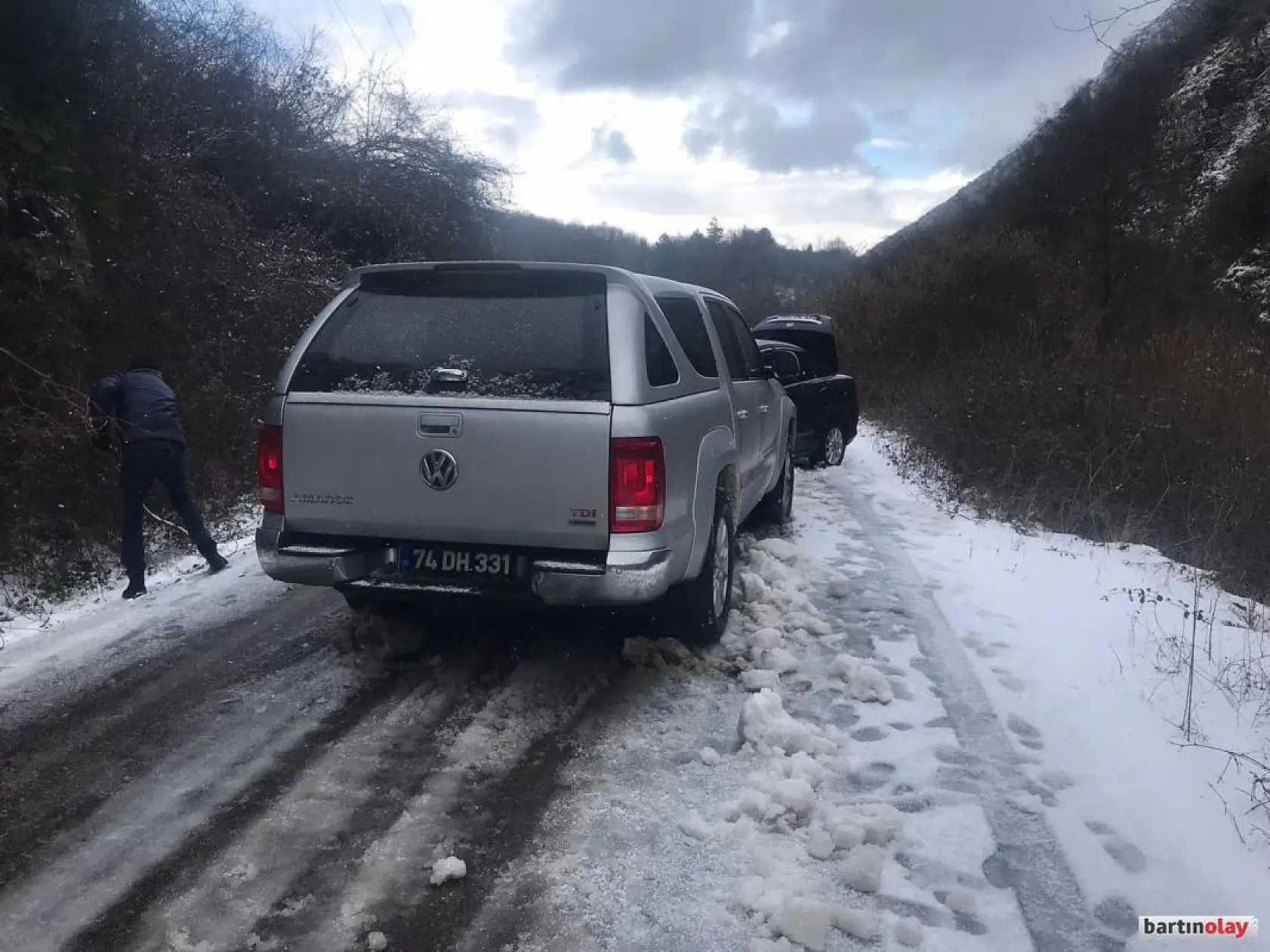 Karda kayan araçlar kafa kafaya çarpıştı