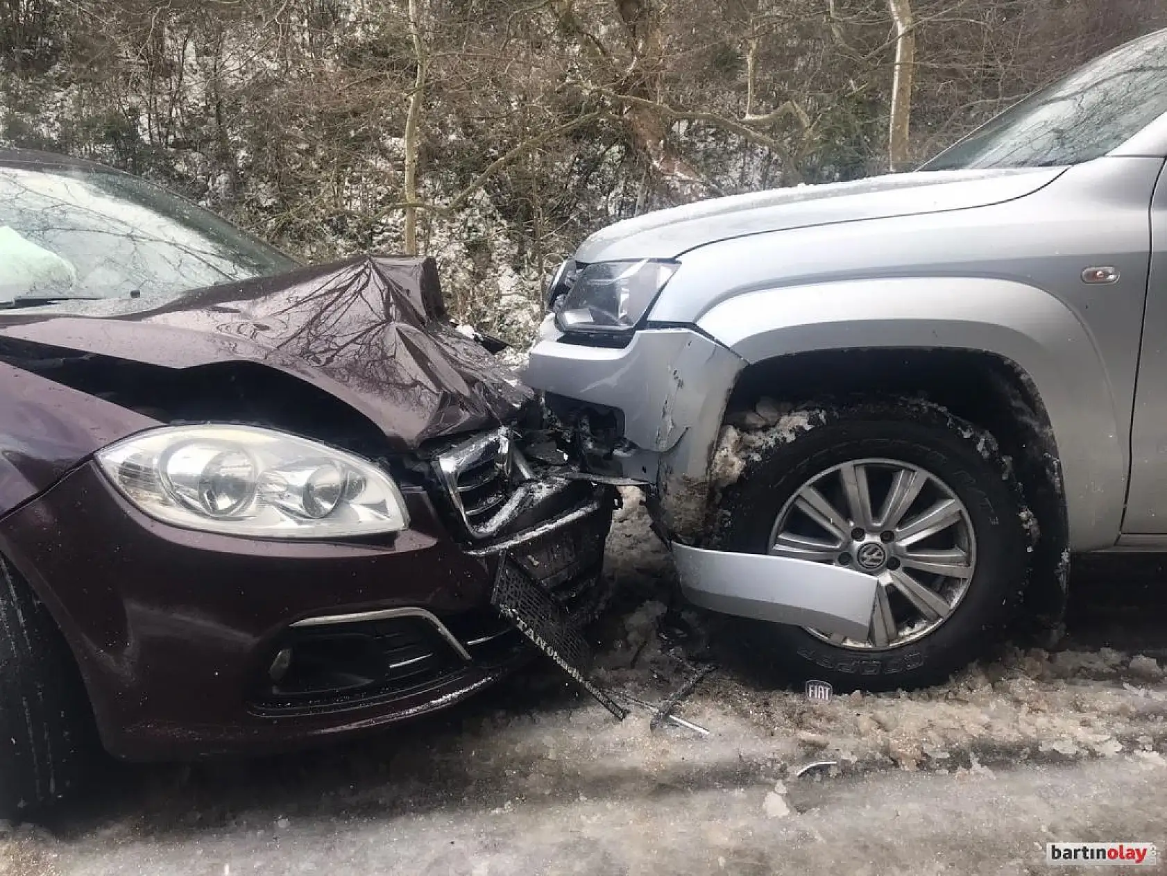 Karda kayan araçlar kafa kafaya çarpıştı
