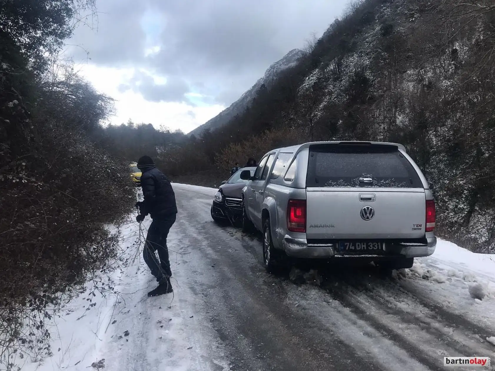 Karda kayan araçlar kafa kafaya çarpıştı
