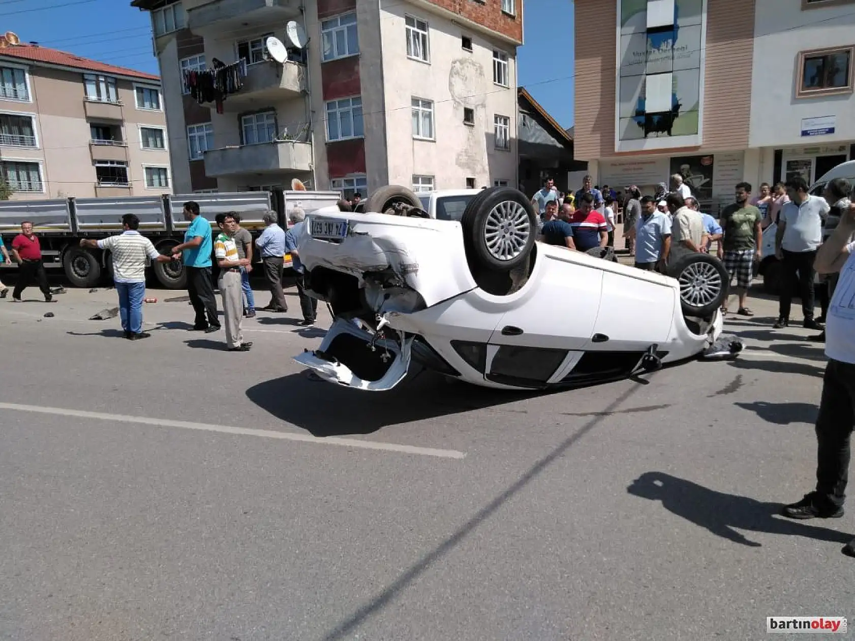 Karşı şeride geçip tıra çarptı