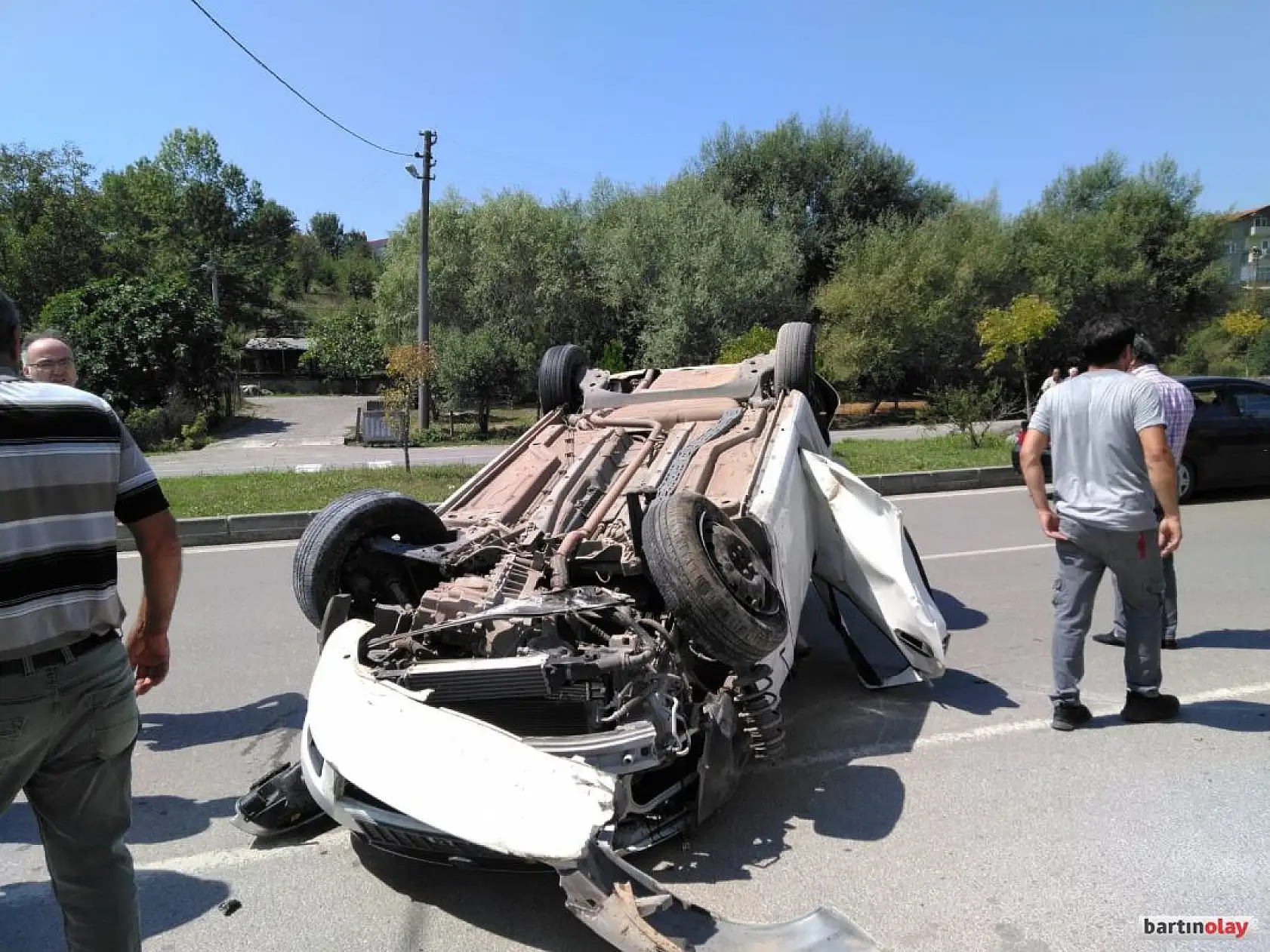 Karşı şeride geçip tıra çarptı