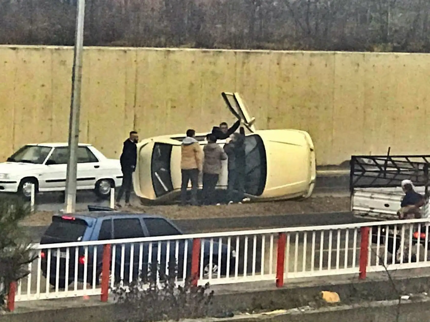 Kayan otomobil devrildi