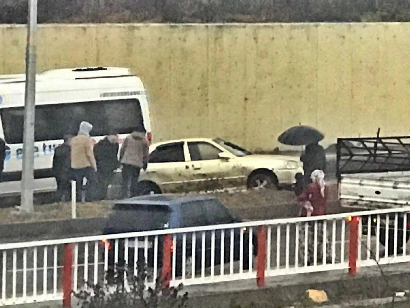 Kayan otomobil devrildi