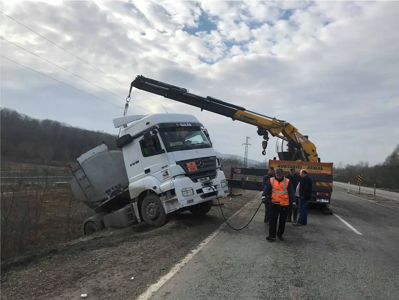 Kayan tanker yoldan çıktı