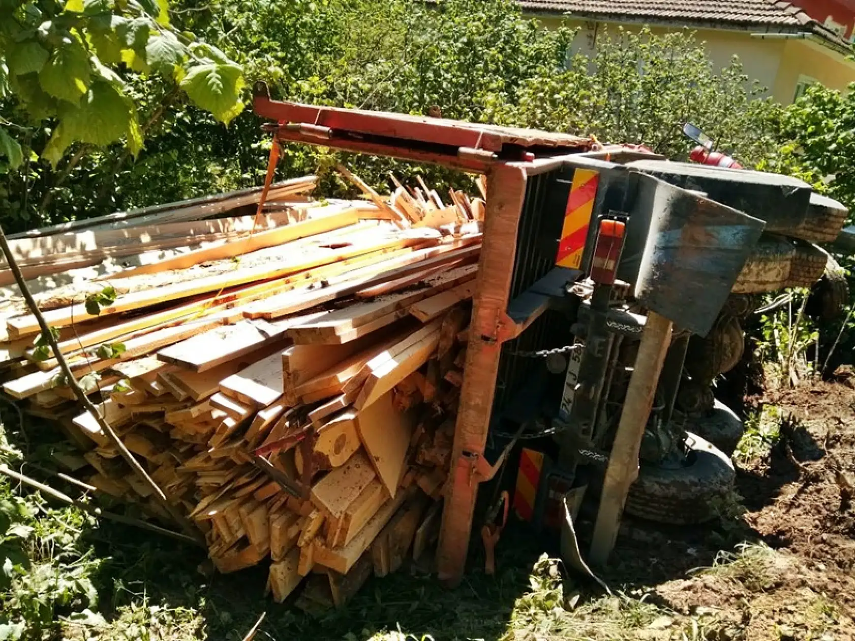 Kereste yüklü kamyon şarampole devrildi
