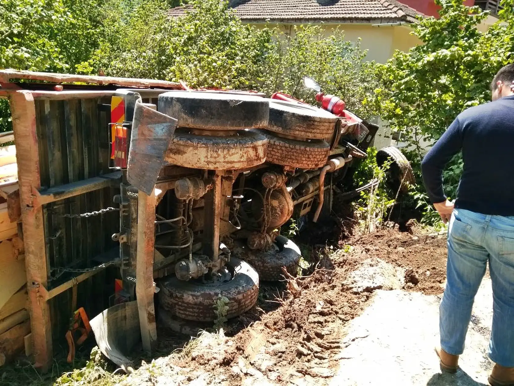 Kereste yüklü kamyon şarampole devrildi