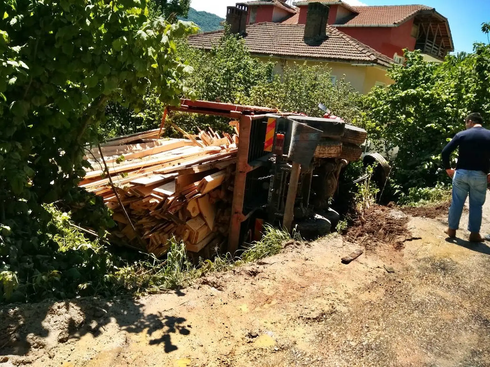 Kereste yüklü kamyon şarampole devrildi