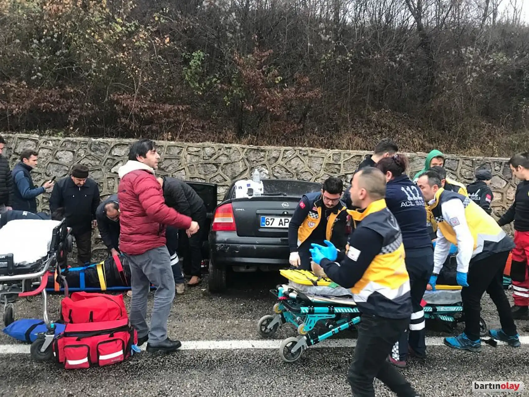 Kontrolden çıkan araç duvara çarptı