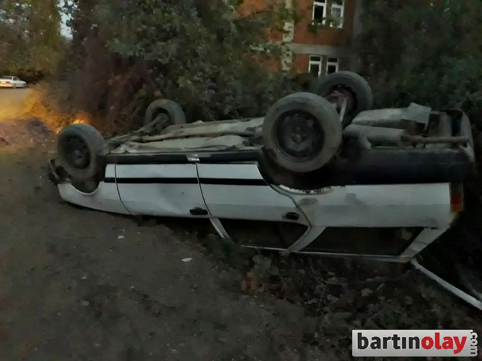 Kontrolden çıkan araç ters döndü