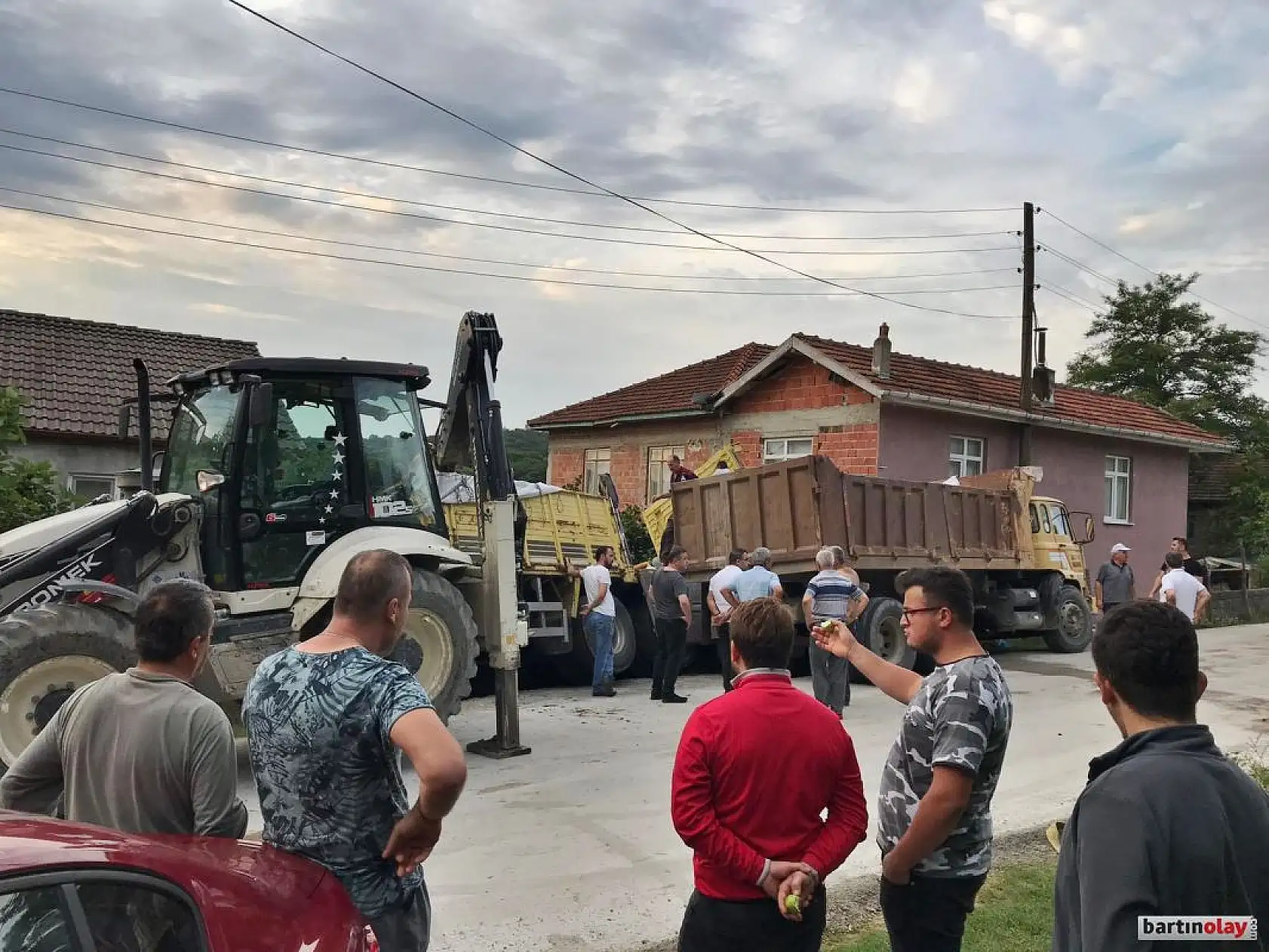 Kontrolden çıkan kamyon eve çarptı