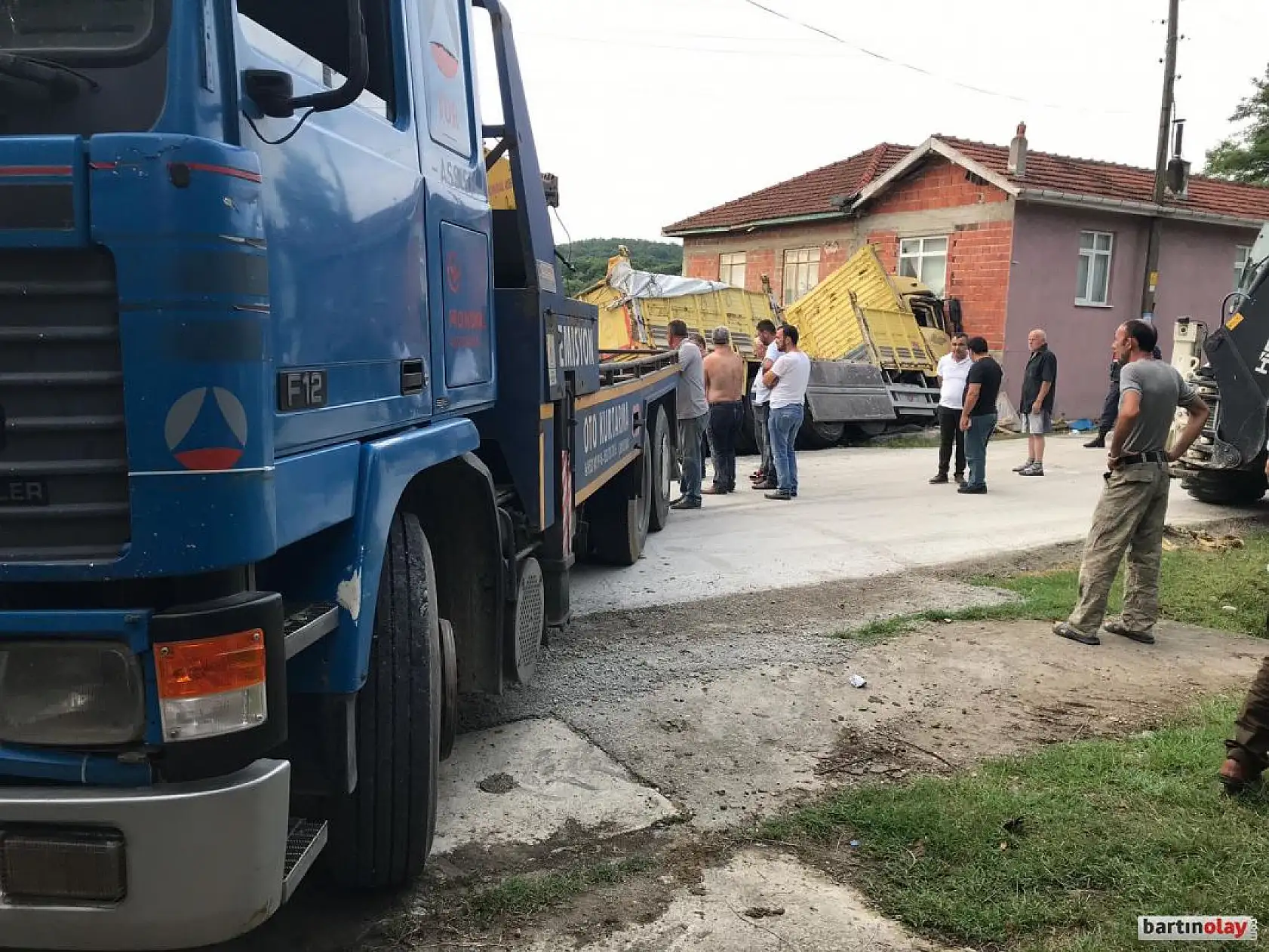 Kontrolden çıkan kamyon eve çarptı