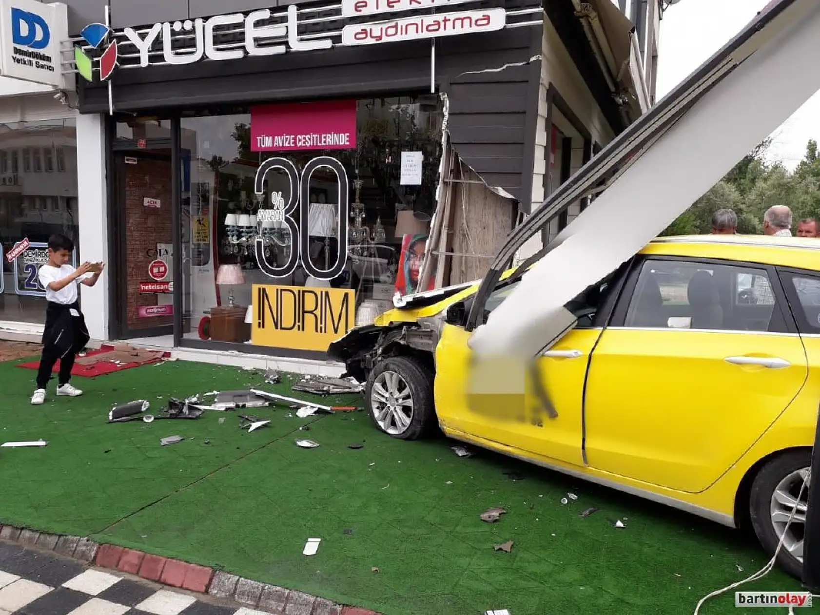 Kontrolden çıkan otomobil iş yerine çarptı