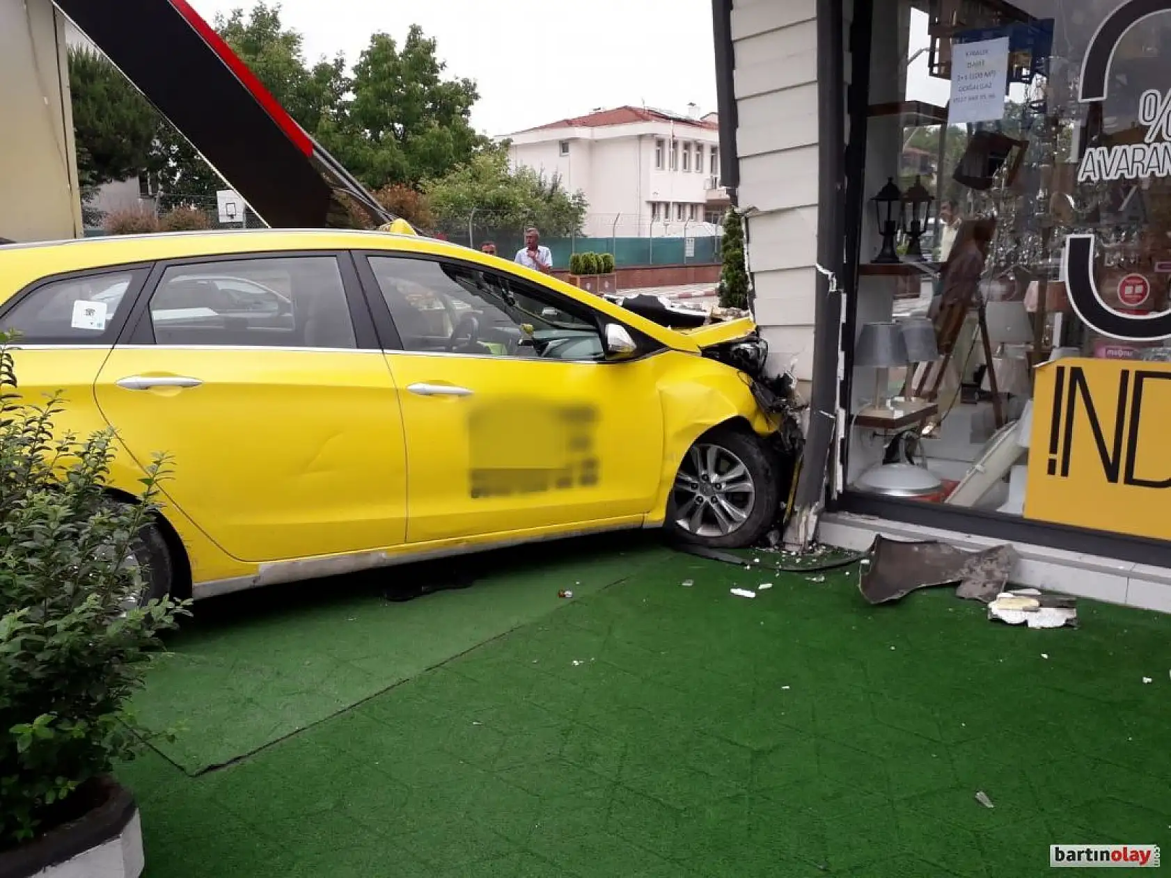 Kontrolden çıkan otomobil iş yerine çarptı